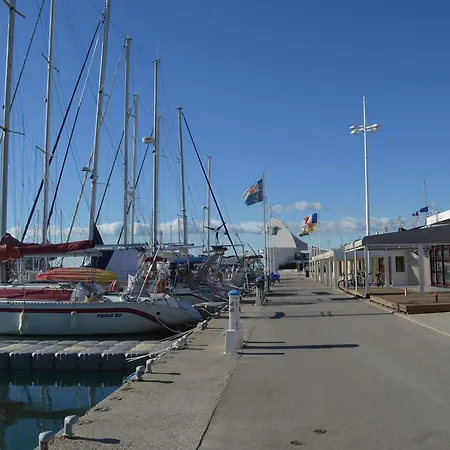 Apartment Avec Terrasse, Acces Rapide Et Parking Prive - Du Roi - Fr-1-250-179